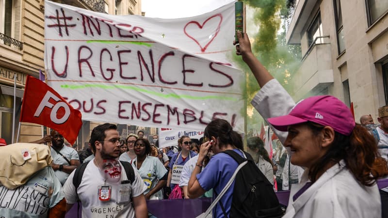 Des urgentistes manifestent à Paris, le 6 juin 2019. 