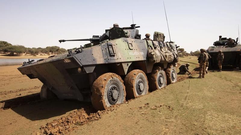 Militaires français près de Gao, au Mali. La défense française doit s'attendre à de nouvelles coupes budgétaires, soulevant la crainte de ne plus pouvoir accomplir certaines de ses missions. Tous les groupes politiques du Sénat, à l'exception des écologis