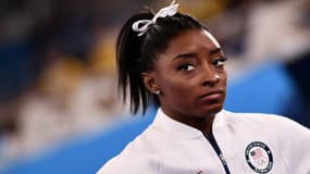 Simone Biles, en survêt, assiste à la prestation de ses copines dans une épreuve de gymnastique artistique aux Jeux de Tokyo, le 27 juillet 2021