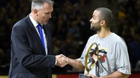 Le secrétaire général de la Fiba-Europe, Kamil Novak, remet le trophée de meilleur joueur européen 2013 à Tony Parker