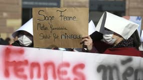 Des sages-femmes manifestent à Strasbourg le 8 mars 2021 pour une revalorisation de leur métier