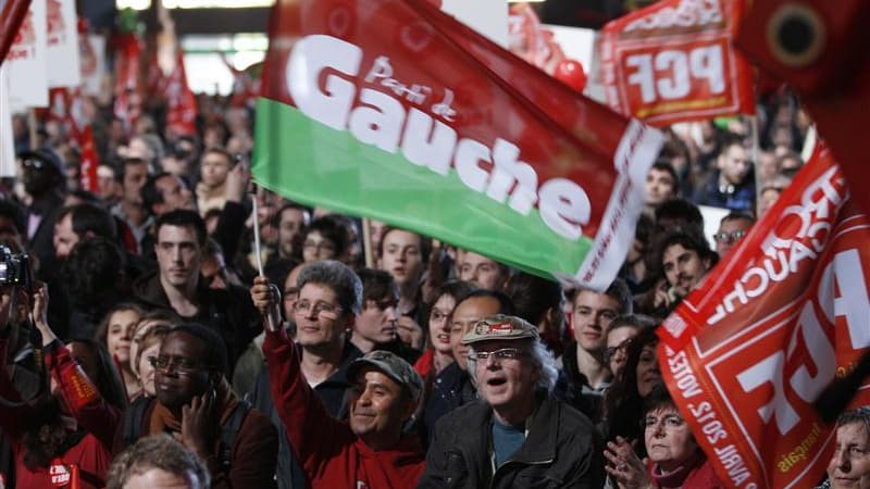 Militants du Front de gauche. Le parti, crédité de 6,9% des voix au premier tour des législatives, pourrait ne pas franchir la barre des 15 députés nécessaires pour former un groupe à l'Assemblée nationale. /Photo prise le 19 avril 2012/REUTERS/Gonzalo Fu