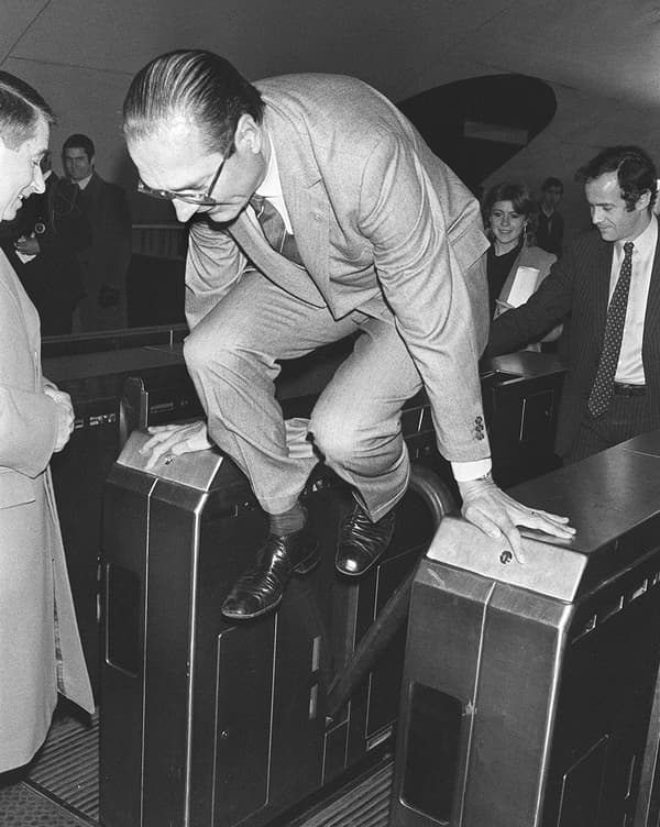 Jacques Chirac dans le métro en décembre 1980. Jacques Chirac dans le métro en décembre 1980.