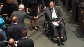 George H. Bush a assisté dimanche aux obsèques de son épouse, Barbara.