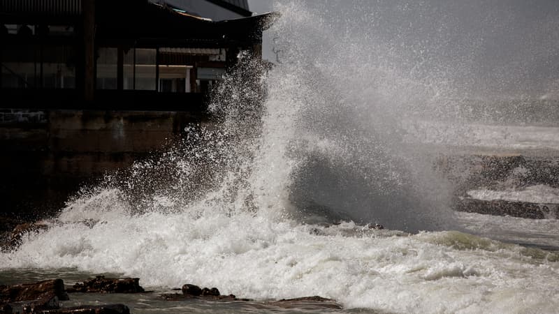 Des vagues hors normes de 4 mètres de haut frappent les côtes du Cap, en Afrique du Sud