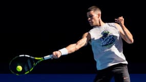 Carlos Alcaraz, le 7 janvier 2025, s'entraîne sous le soleil étouffant de Melbourne en vue de l'Open d'Australie, qui débute ce dimanche