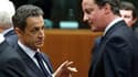 Nicolas Sarkozy et le Premier ministre britannique David Cameron à Bruxelles. Le Royaume-Uni et la France envisagent des frappes ciblées en Libye pour empêcher Mouammar Kadhafi d'utiliser des armes chimiques ou son aviation contre ses opposants. /Photo pr