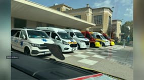 Des véhicules de secours qui attendent aux urgences de l'hôpital Edouard-Herriot de Lyon.