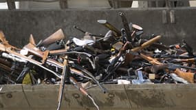 Destruction d'armes à Los Angeles, en juin 2015.