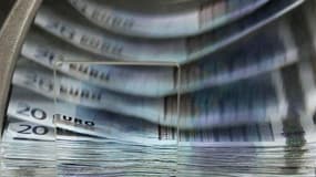 Une centaine de groupes français sont concernés par la taxe promise par Nicolas Sarkozy s'il est réélu afin d'éviter qu'ils échappent totalement à l'impôt par le jeu de l'optimisation fiscale, a déclaré sa porte-parole de campagne Nathalie Kosciusko-Moriz