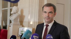Olivier Véran, porte-parole du gouvernement, à l'issue du vote de la motion de censure, le 11 juillet 2022.
