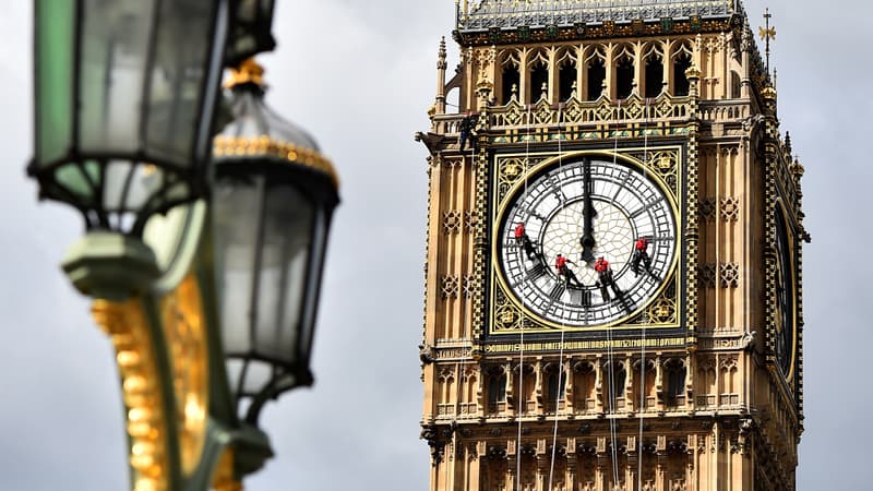 Des techniciens opèrent des travaux de maintenance sur Big Ben, la célèbre cloche de la tour de l'horloge qui surplombe le Parlement de Westminster, à Londres, le 19 août 2014.
