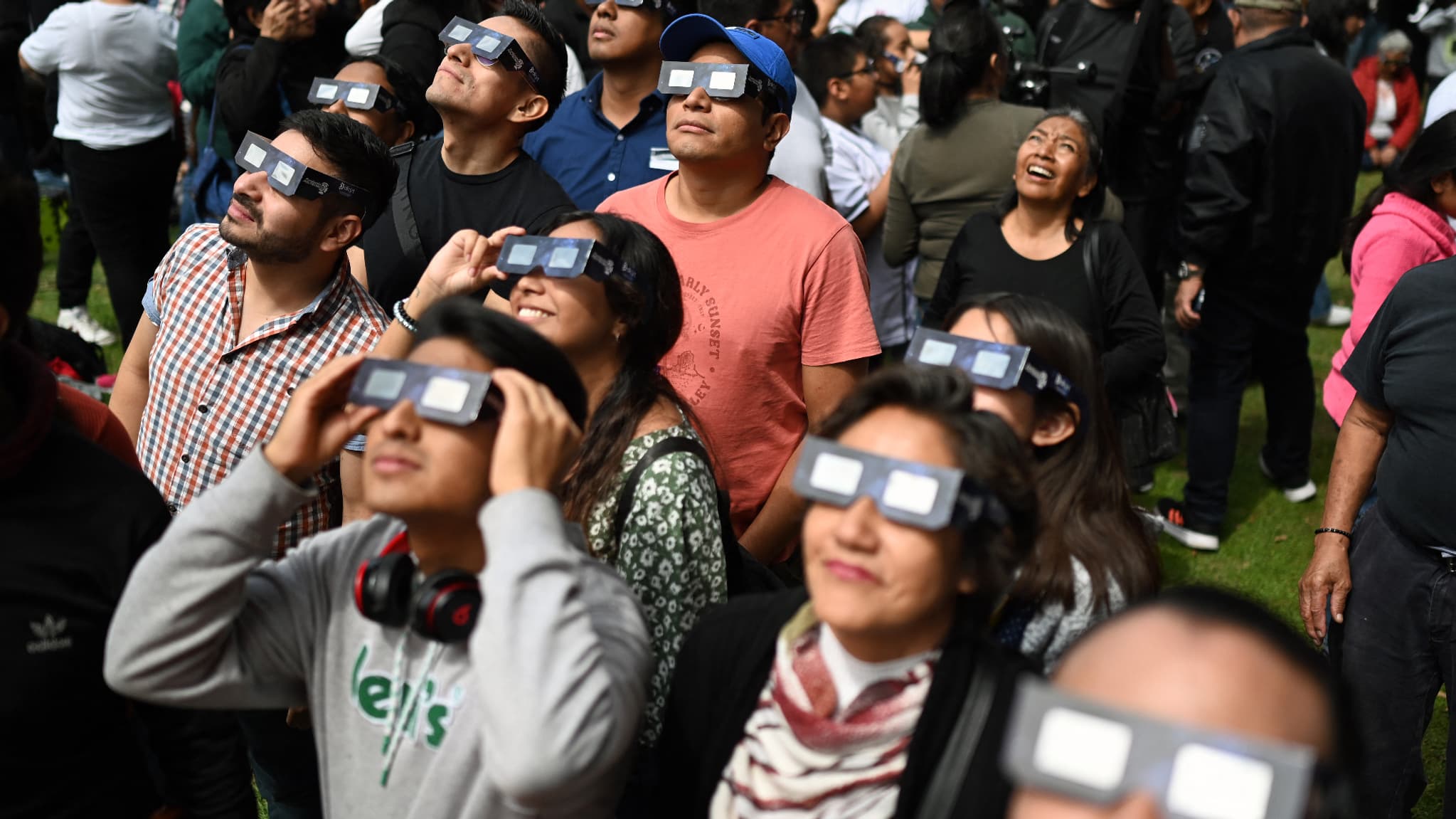 Les gens regardent l'éclipse solaire annulaire au planétarium de l'Institut national polytechnique (IPN), à Mexico, au Mexique, le 14 octobre 2023. 