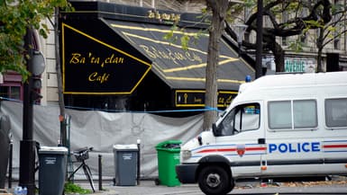 Des policiers devant le Bataclan, le 16 novembre 2015, trois jours après les attentats à Paris. 