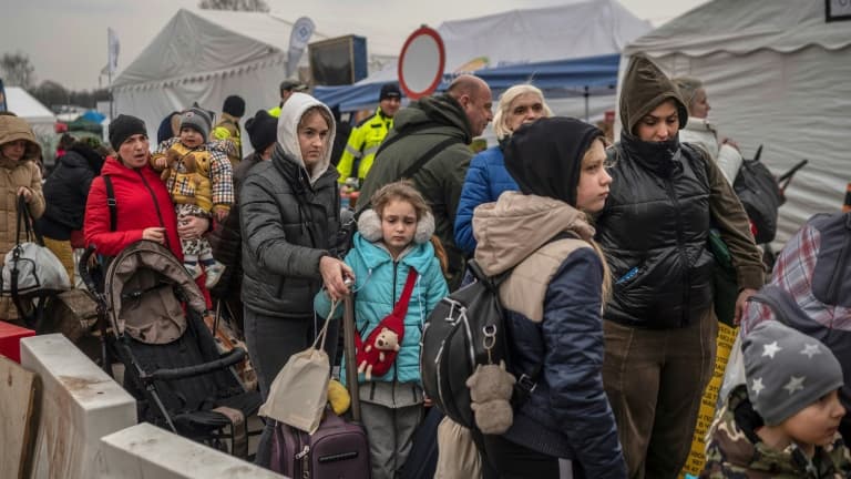 Des réfugiés ukrainiens attendent un moyen de transport à Medyka, le 29 mars 2022 en Pologne