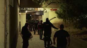 Des policiers et des agents de la CRS 81 à Béziers (Hérault) dans le quartier de la Devèze, le dimanche 20 juillet, après des violences urbaines survenues la nuit précédente.