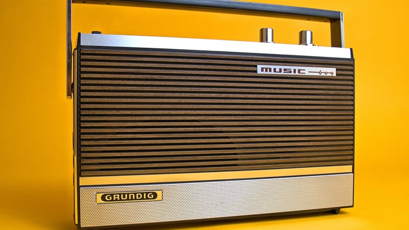 Des vieilles radios modernisées, des ordinateurs en bois... Les cadeaux rétro de retour