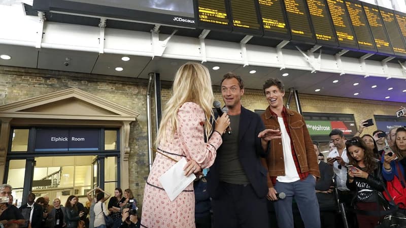 Jude Law et Eddie Redmayne à Londres à la gare de King's Cross, le 1er septembre 2018.