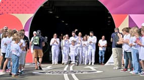 L'ancienne escrimeuse française Emmanuelle Assmann tient la torche des Jeux paralympiques de Paris 2024  à l'entrée du tunnel sous la Manche à Coquelles, le 25 août 2024.