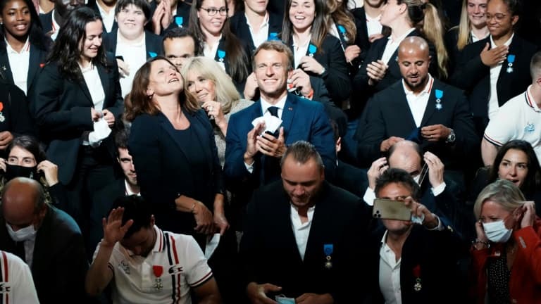 Emmanuel Macron et sa femme Brigitte Macron posent avec les athlètes français médaillés aux Jeux de Tokyo et récompensés lors d'une cérémonie à Paris, à l'Elysée, le 13 septembre 2021