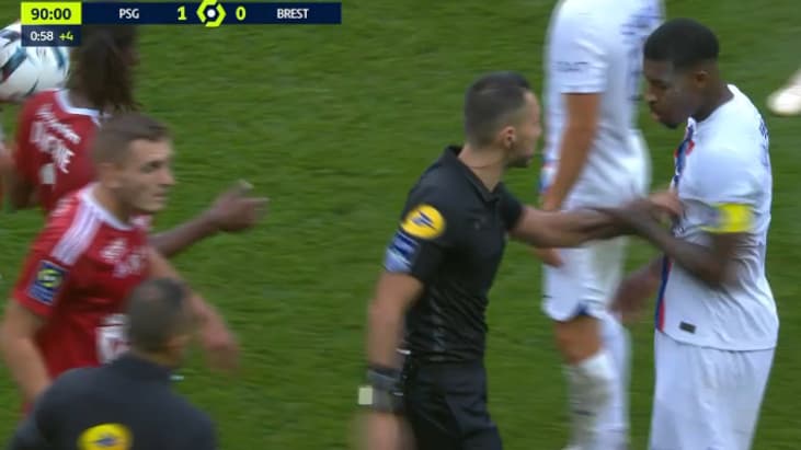 Kimpembe qui repousse l'arbitre de PSG-Brest, le 10 septembre 2022
