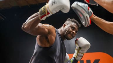 Francis Ngannou s'entraîne aux paos, en préparation de son combat contre Fury.
