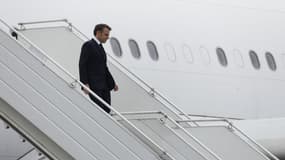Emmanuel Macron arrive à l'aéroport de Dzaoudzi à Mayotte le 19 décembre 2024