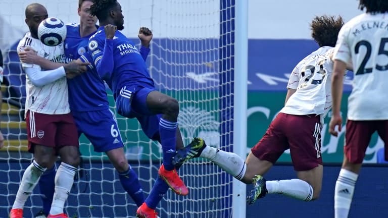 Le défenseur brésilien David Luiz (d) ouvre le score pour Arsenal lors du match de Premier League à Leicester, le 28 février 2021