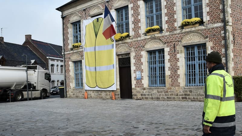Face à la crise, les maires organisent la concertation avec les citoyens, ici à Morbecque dans le nord de la France