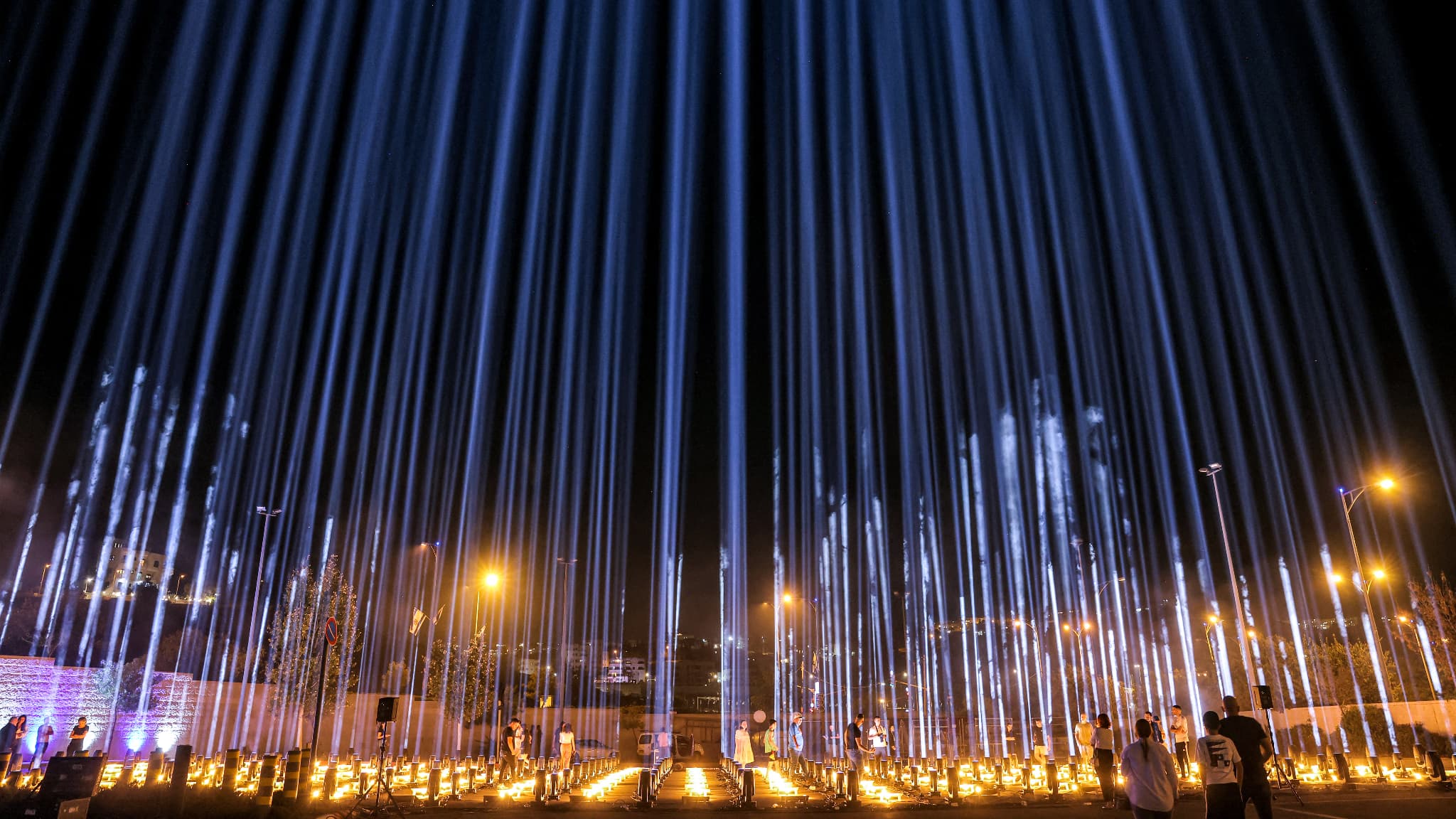 224 projecteurs de lumière en hommage aux otages du Hamas, à Jérusalem, en Israël, le 26 octobre 2023