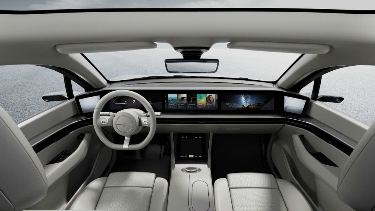 A l'avant, un grand écran panoramique occupe tout l'espace entre les rétroviseurs-caméras.