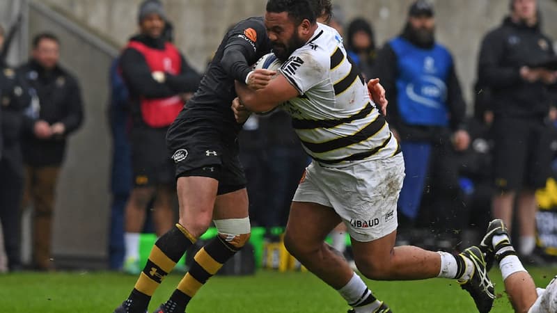 Uini Atonio charge un adversaire anglais