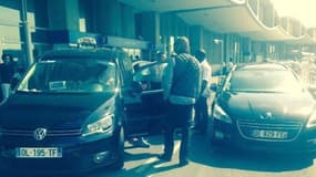 Tensions entre taxis et VTC devant le Terminal 2D de Roissy-Charles-de-Gaulle.