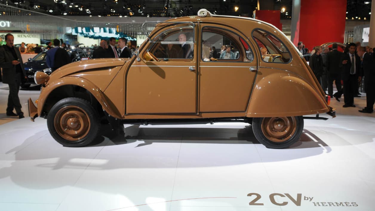 Une Citroën 2CV personnalisée par le sellier Hermès, exposée au Mondial de l'Automobile de Paris, à l'occasion des 60 ans de la marque en 2008. Une Citroën 2CV personnalisée par le sellier Hermès, exposée au Mondial de l'Automobile de Paris, à l'occasion des 60 ans de la marque en 2008.