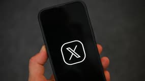 Le réseau social X sur un smartphone.