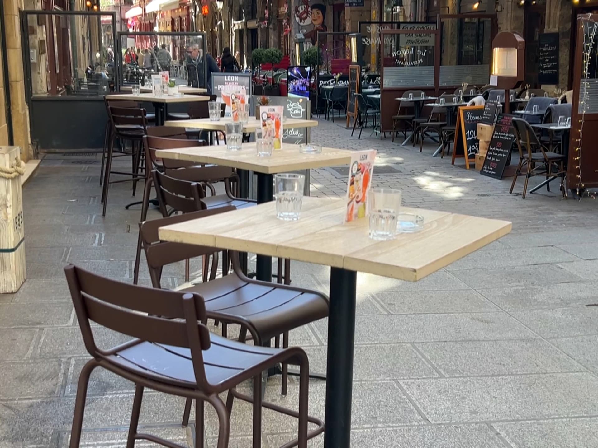 Tables hautes et banquettes interdites: la ville de Lyon rappelle les  mesures en vigueur sur les terrasses