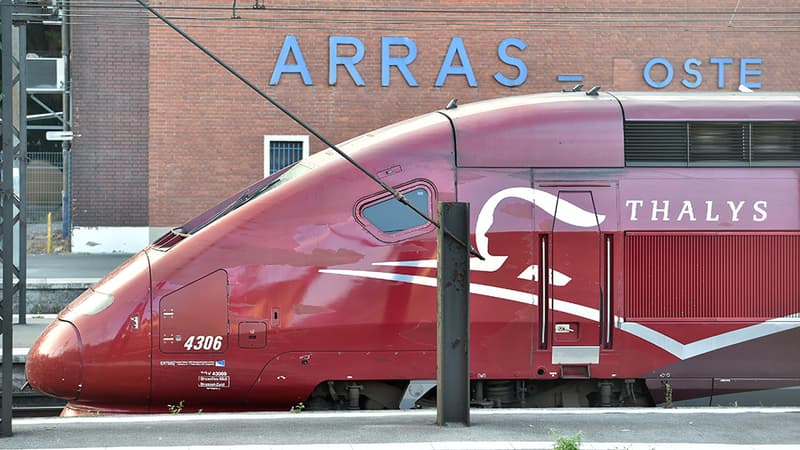 Un Thalys entre Paris et Bruxelles a été arrêté en gare d'Arras ce samedi. Une ou deux personnes, qui s'étaient enfermées dans les toilettes ont été arrêtées.