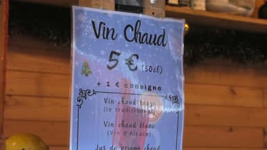 Un stand de vin chaud au marché de Noël de Strasbourg. 