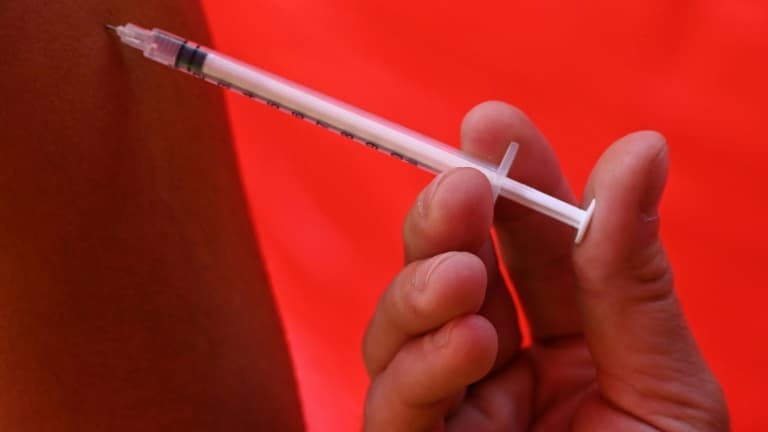 Un pompier vaccine une personne contre le Covid-19 le 29 juillet 2021 à Montpellier