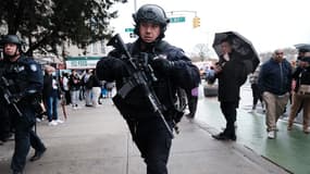 Un policier new-yorkais sur les lieux de la fusillade qui a eu lieu dans le métro de New York, au niveau du quartier de Brooklyn, le 12 avril 2022. 