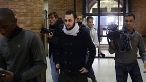 Michaël Khiri (au centre), à son arrivée vendredi devant le tribunal correctionnel de Versailles.