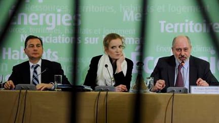 La ministre de l'Ecologie Nathalie Kosciusko-Morizet (au centre), entourée du ministre de l'Industrie et de l'Energie Eric Besson (à gauche) et du directeur général de l?Institut de Radioprotection et de Sûreté nucléaire (IRSN), Jacques Repussard, lors d'