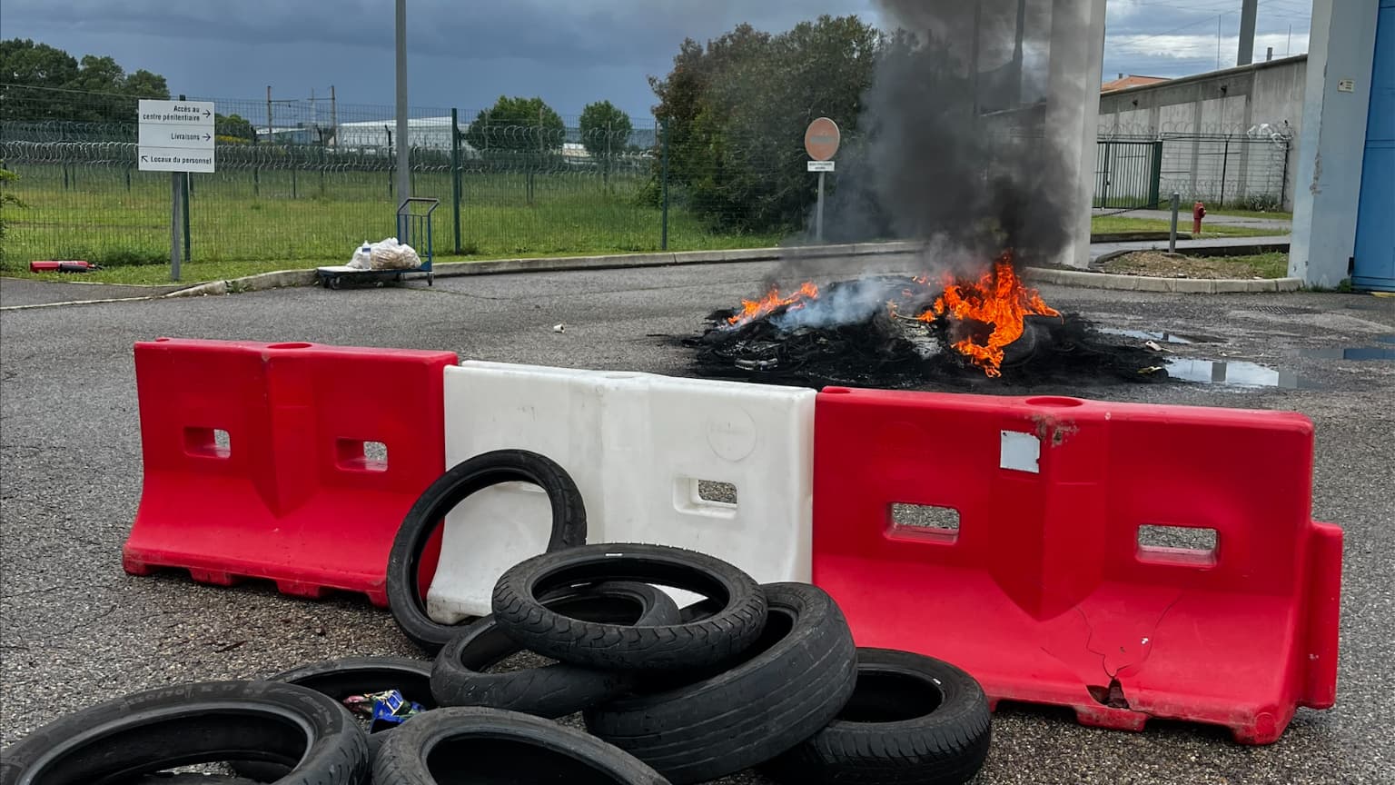Des pneus incendiés devant la prison d'Avignon le 16 mai 2024.