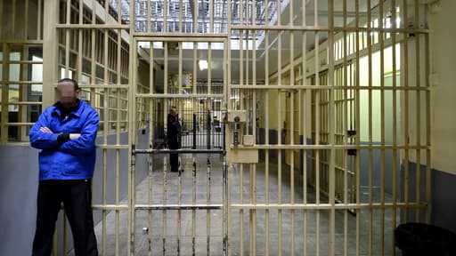 Un détenu attend près d’une porte à la prison des Baumettes, à Marseille.