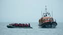 Une embarcation de personnes tentant de traverser la Manche, récupérés par un bateau de sauvetage au large de l'Angleterre, le 24 novembre 2021