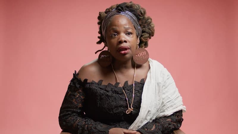 Ngozi Fulani a fait l'objet de remarques racistes de la part d'une proche l'Elizabeth II, Lady Susan Hussey au palais de Buckingham. 