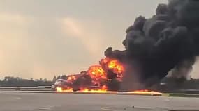 Le Soukhoï Superjet 100 en feu à l'aéroport de Moscou-Cheremetievo, le 5 mai 2019. 