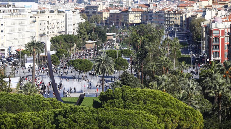 La ville de Nice entre le Théâtre national et la promenade des Anglais.