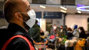 Un homme portant un masque à Roissy. (Photo d'illustration)