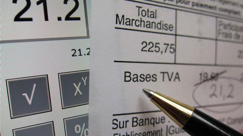 François Hollande a répliqué lundi à la prestation télévisée de Nicolas Sarkozy en fustigeant la décision "inopportune, injuste, infondée et improvisée" de relever le taux de TVA en France de 19,6% à 21,2% le 1er octobre pour favoriser l'emploi. /Photo pr